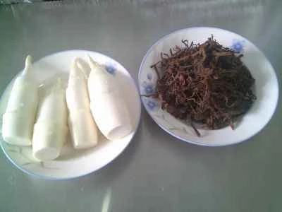 塩漬けカラシナ入り水煮タケノコの作り方：1