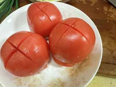 トマトとひき肉の蒸し煮の作り方：1