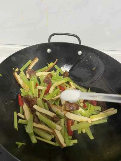 セロリ、干し豆腐、ソーセージ炒めの作り方：8