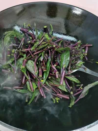 ニンニク入り赤カラシナ炒めの作り方：4