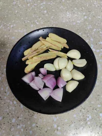 土鍋で煮込んだ魚の腹肉の作り方：3