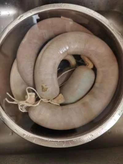 白身肉、ブラッドソーセージ、ザワークラウトの改良レシピ：4ステップ