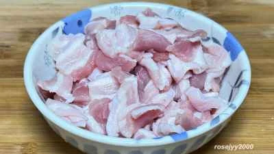 唐辛子とニンニクの葉で煮込んだ豚バラ肉の作り方：2