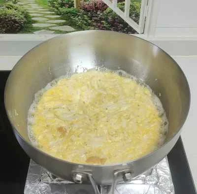 小さな銀色の魚を使ったオムレツの作り方：4