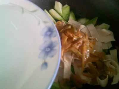 漬けたカラシナ、細切りヘチマ、角切り豆腐皮を使った豆腐皮炒めの作り方：7