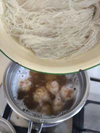 ミートボール入りタロイモと春雨のスープの作り方：6