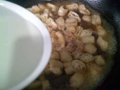 揚げ豆腐の細切りと鴨の血の煮込みの作り方：11