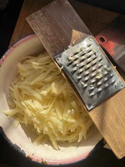 キャベツの漬物、千切りジャガイモ、豆腐を使った豆腐の煮込みの作り方：2