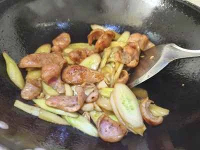 キュウリと黒胡椒ソーセージの炒め物の作り方：5