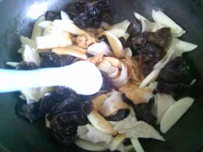 黒キクラゲ、水タケノコ、グルテン炒めの作り方：7