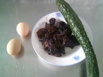 黒キクラゲ、卵、キュウリの炒め物の作り方：1