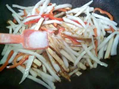 白菜の茎と赤ピーマン、干し豆腐の炒め物の作り方：8