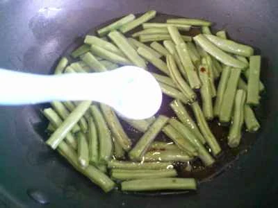 細切りにした辛子菜とインゲンの炒め物の作り方：8