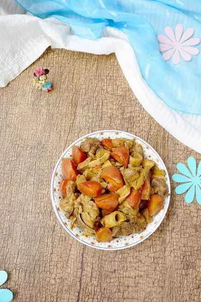 ニンジンと豆腐スティックを添えた豚スペアリブの煮込みのレシピ