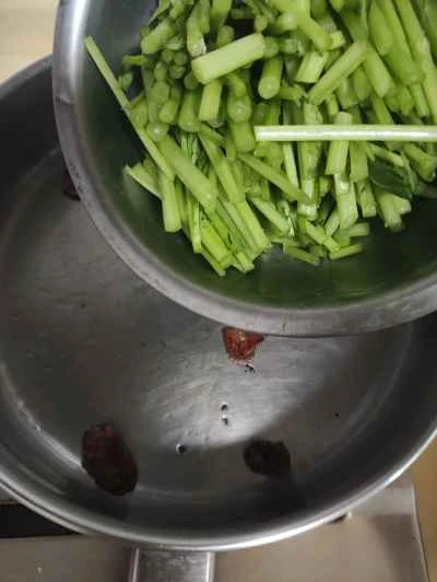 中華ソーセージと菊菜の炒め物の作り方:4