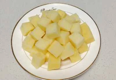 風味豊かな角切りポテトを作る手順：1