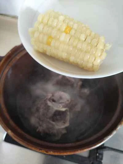 トウモロコシと長豆を使った豚骨煮込みの作り方：5