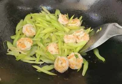 セロリとエビの炒め物の作り方：6