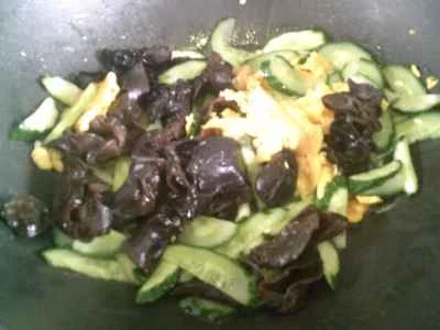 黒キクラゲ、卵、キュウリの炒め物の作り方：8