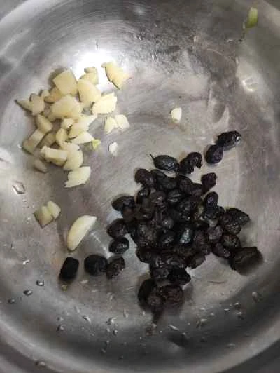 ゴーヤと黒豆、ニンニクの炒め物の作り方：2