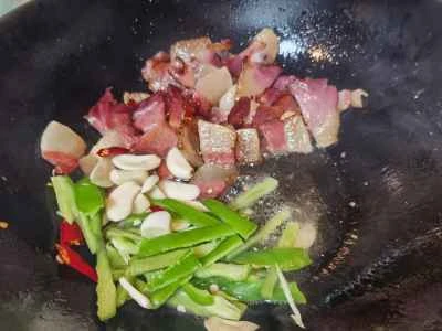 新鮮なタケノコ入り豚肉炒めの作り方：5