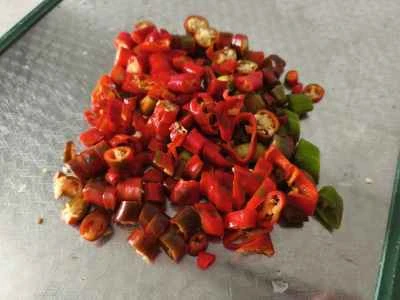 サツマイモの葉と赤唐辛子の炒め物の作り方：6