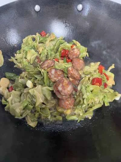 乾燥レタスと中華ソーセージの炒め物の作り方：7