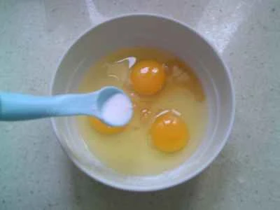 黒キクラゲ、ランチョンミート、卵を使った卵炒めの作り方：3