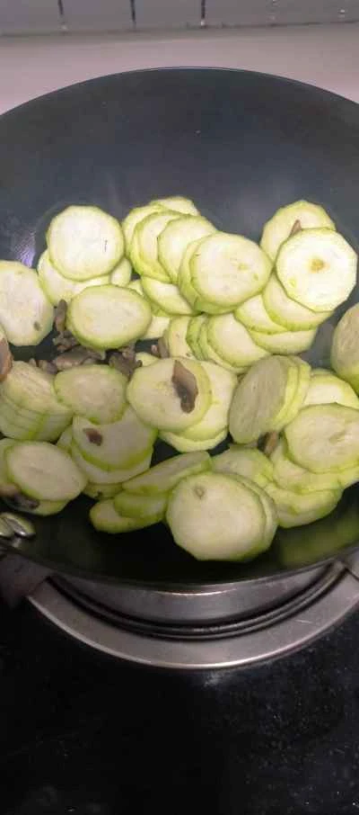 きのこ、ヘチマ、卵の炒め物の作り方：4