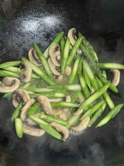 きのことアスパラガスの炒め物の作り方：6