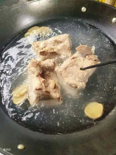 塩漬けカラシナとタロイモを使った豚バラ肉の煮込みの作り方：3