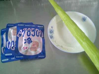 ランチョンミートとレタスの炒め物の作り方：1