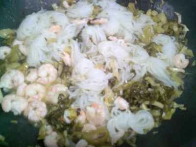 こんにゃくの結び目と白菜の漬物とエビの炒め物の作り方：8