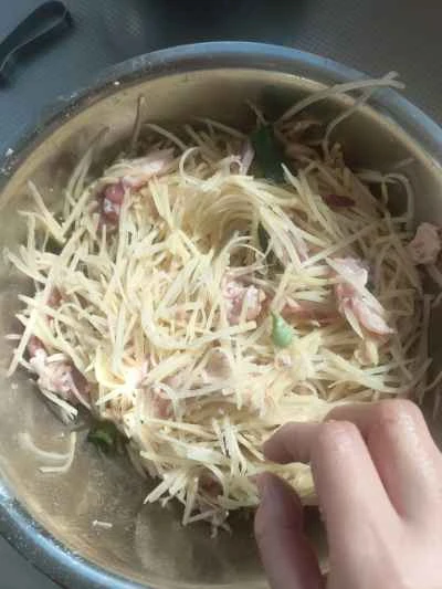 ラム、ハム、ポテトのパンケーキを作る手順：1