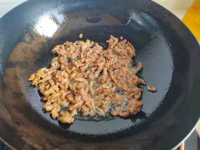 エノキ茸、ニンジン、細切り豚肉の炒め物の作り方：3