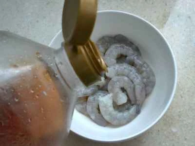 きのこ、エビ、きゅうりのシーフード炒めの作り方：2