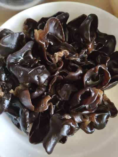 黒キノコと栗の蒸し塩鶏の作り方：1