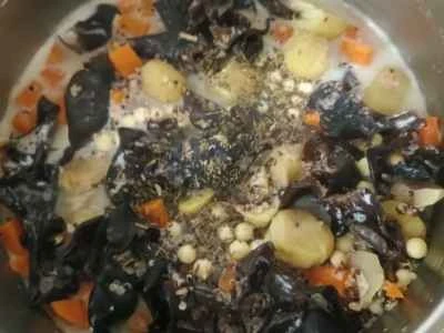 ココナッツキヌア、栗、ゴルゴンフルーツのミックス野菜スープの作り方：8