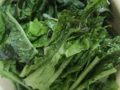 レタスと混ぜたゴマソースの作り方：1