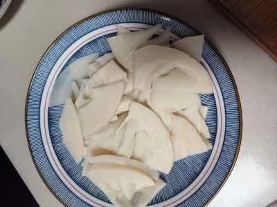 冬筍と豚肉の塩漬け炒めの作り方：2