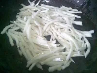 キャベツの茎と赤ピーマン、干し豆腐の炒め物の作り方：4