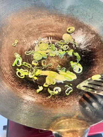 生姜とネギの魚の切り身を作る手順：1