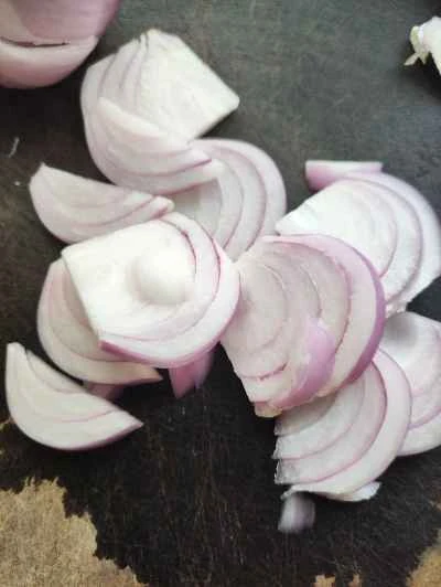 玉ねぎの細切りと豆腐の皮の細切り炒めの作り方：2