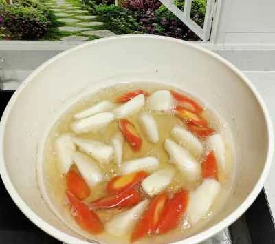 ヤムイモ、ニンジン、鶏もも肉、キノコの煮込みの作り方：3