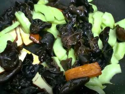 乾燥豆腐、黒キクラゲ、カリカリキュウリの炒め物の作り方：6