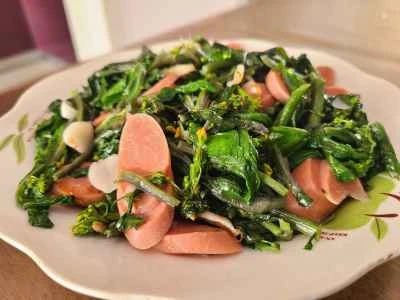 ハムソーセージと赤カラシナの炒め物のレシピ