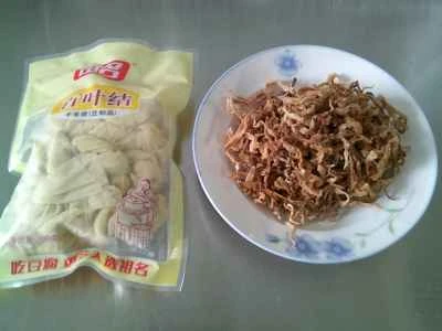 豆腐の結び目と煮込んだ細切りの辛子菜の漬物を作る手順：1