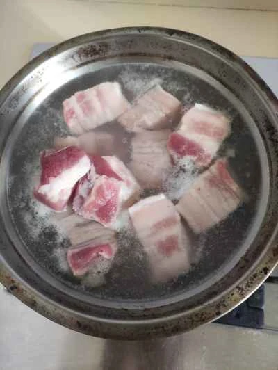 蜂蜜梨入り豚肉の煮込みの作り方：1
