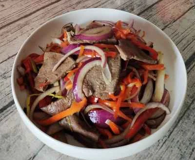 豚レバーと赤唐辛子と玉ねぎの炒め物のレシピ