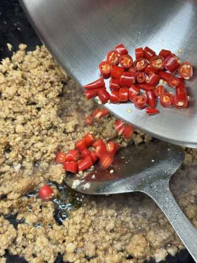 ニンニクの芽、乾燥豆腐、ひき肉の炒め物の作り方：8